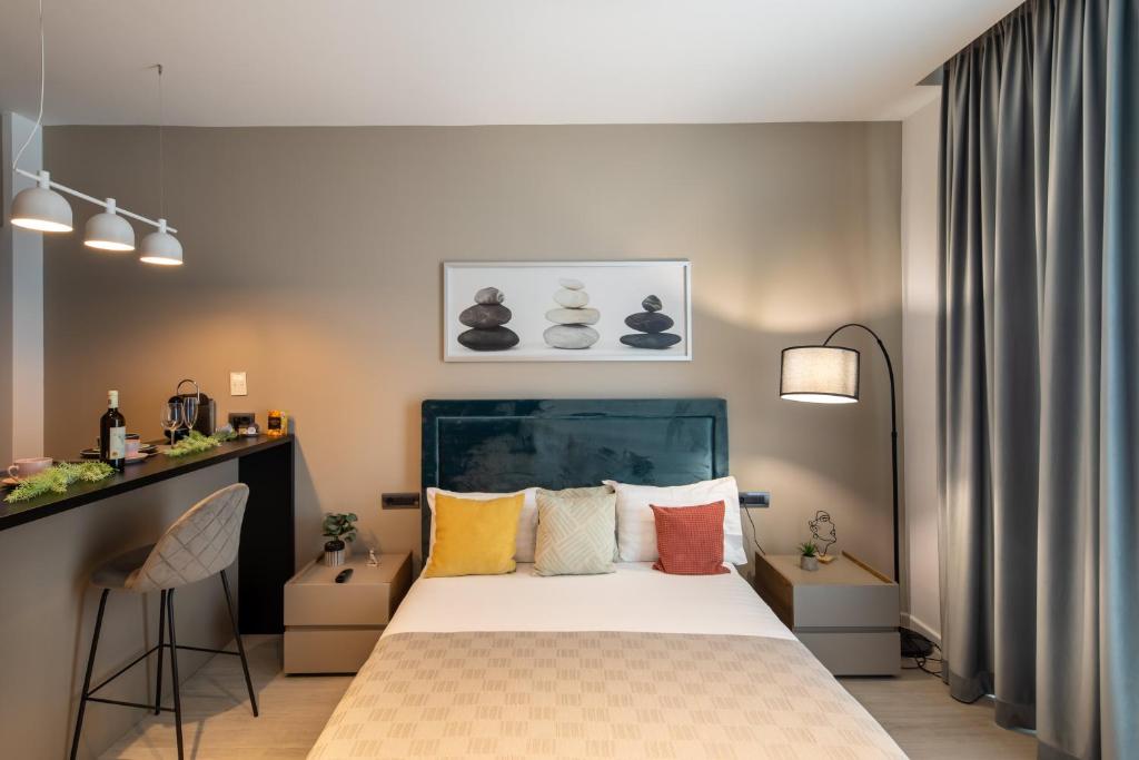 北马马亚-讷沃达里Luxury Sea On Studio的一间卧室配有一张带色彩缤纷枕头的大床