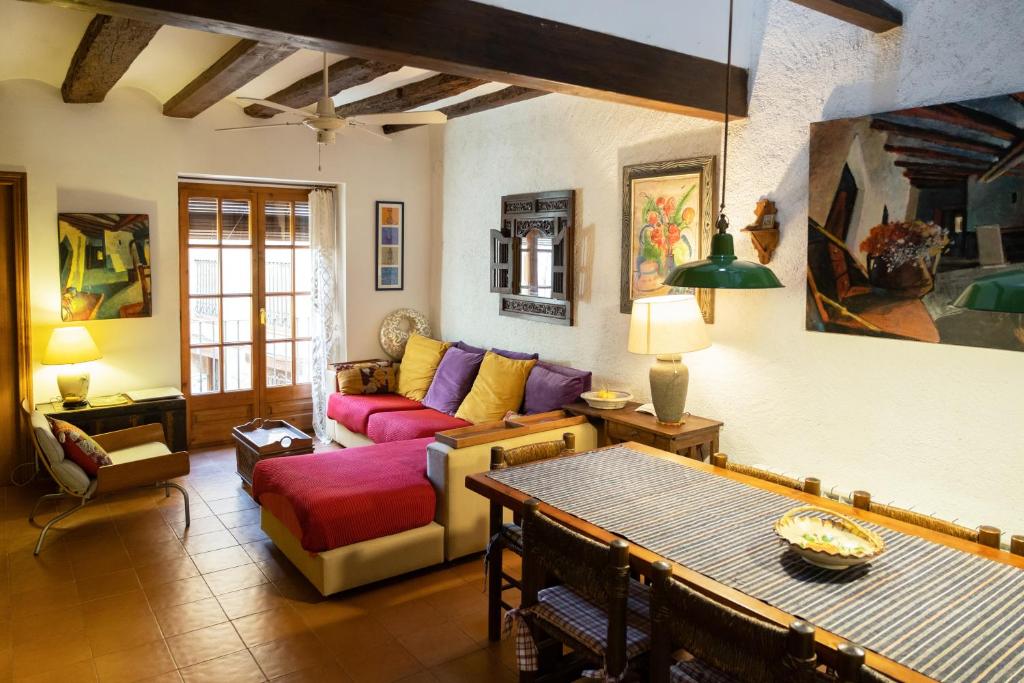 阿尔内斯Cal Manso的客厅配有沙发和桌子