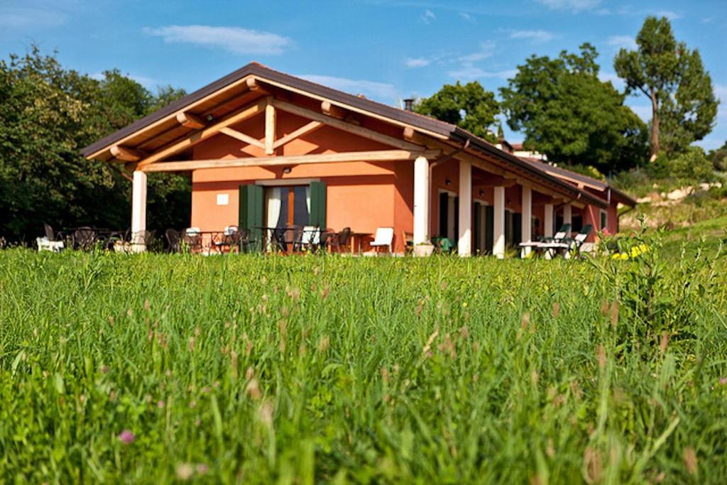 维罗纳皮纳托农家乐的前面有草地的房子