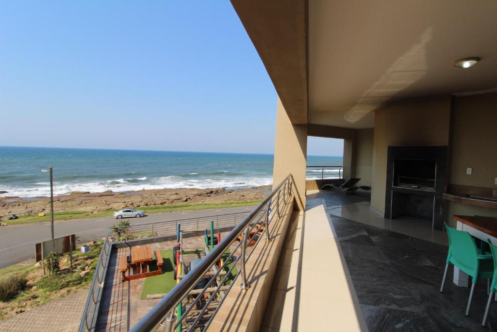 乌旺戈海滩Saints View Resort Unit 14的海景阳台。