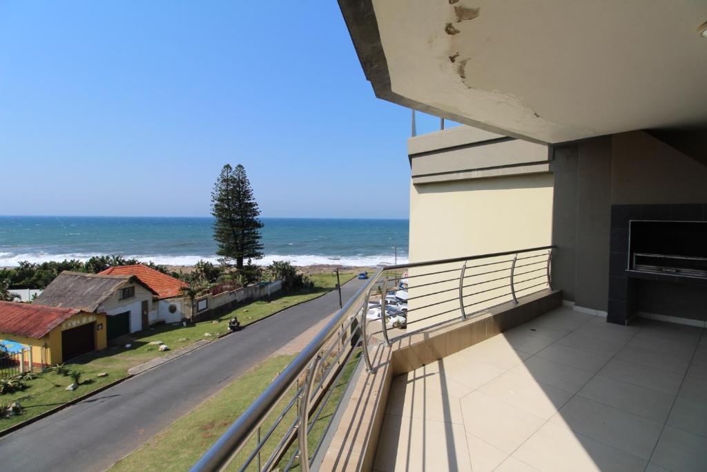 乌旺戈海滩Saints View Resort Unit 21的阳台享有街道和大海的景致。