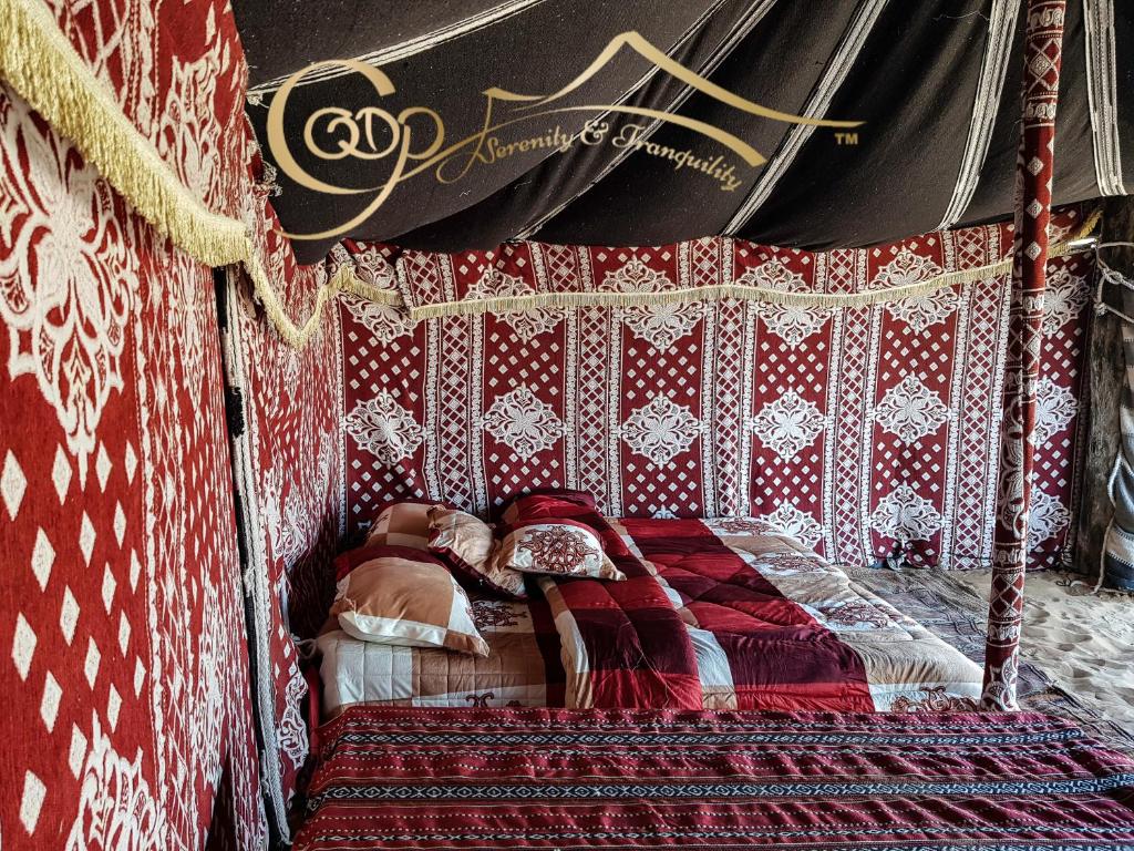 ShāhiqDesert Private Camps - Private Bedouin Tent的躺在房间里床上的女人