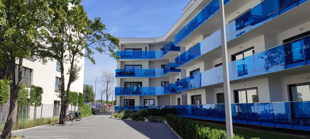 博茨科沃Aquarius Holiday Boszkowo Apartamenty的享有大楼外景,设有蓝色阳台