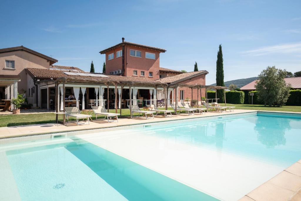 布拉卡尼Guadalupe Tuscany Resort的房屋前的大型游泳池
