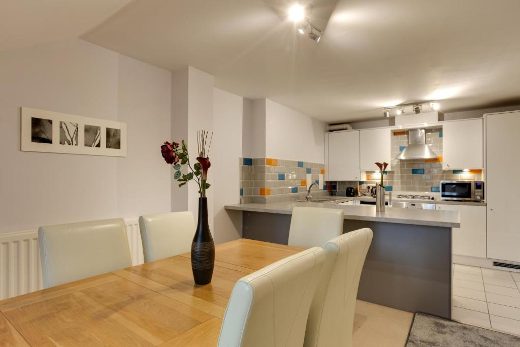 彼索普斯托福Modern Spacious Apartments的厨房配有一张桌子,上面放着花瓶
