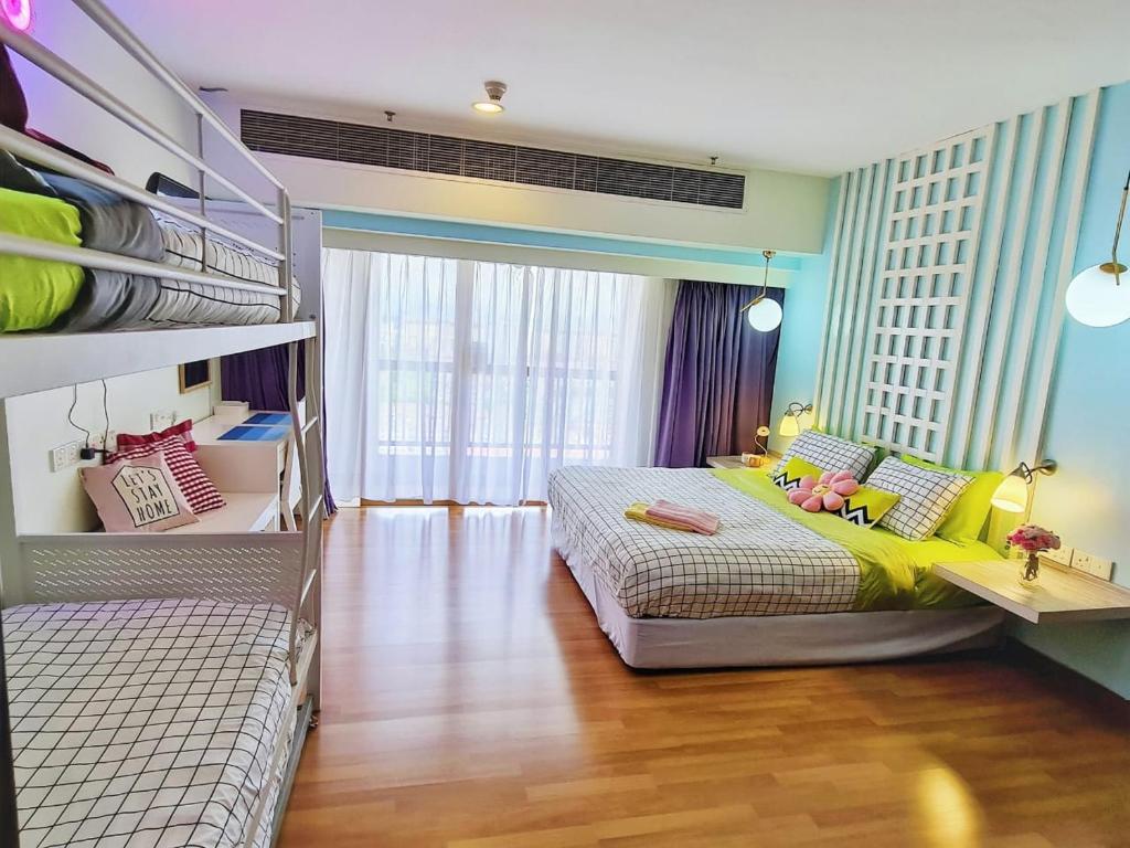 八打灵再也Exclusive Family Suites 5-6 Pax @ Sunway Pyramid的卧室配有两张床,床上有一个女孩子
