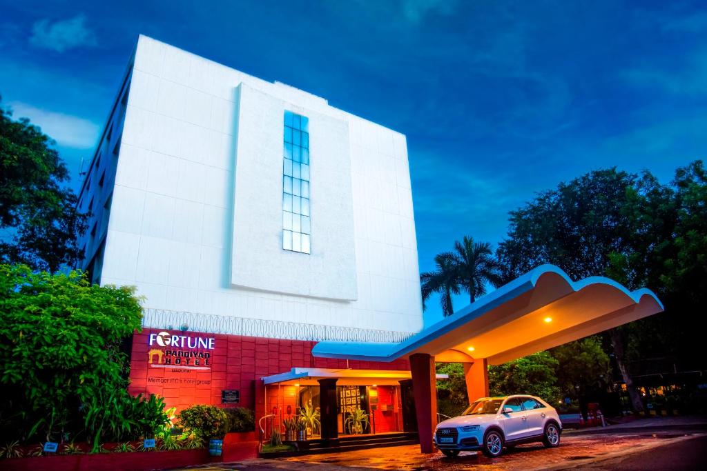 马杜赖Fortune Pandiyan Hotel, Madurai - Member ITC's Hotel Group的停在大楼前的汽车