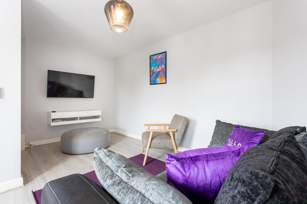 曼彻斯特Pillo Rooms Serviced Apartments - Trafford的带沙发和电视的客厅
