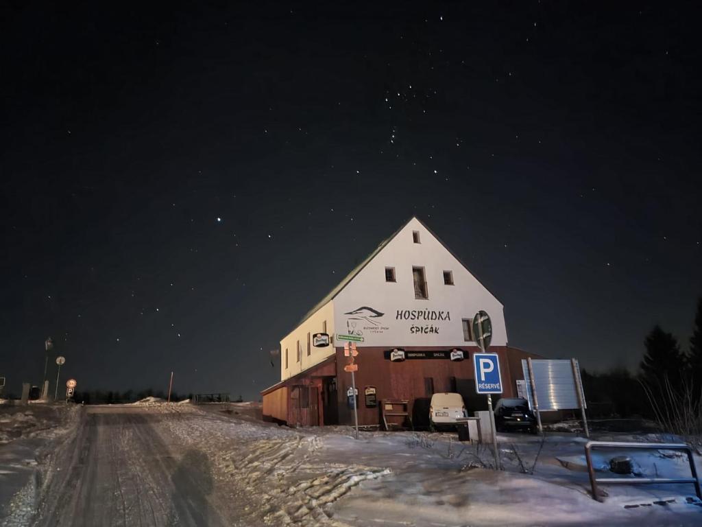 博兹达尔Penzion Kubis的一座大谷仓,在晚上下雪