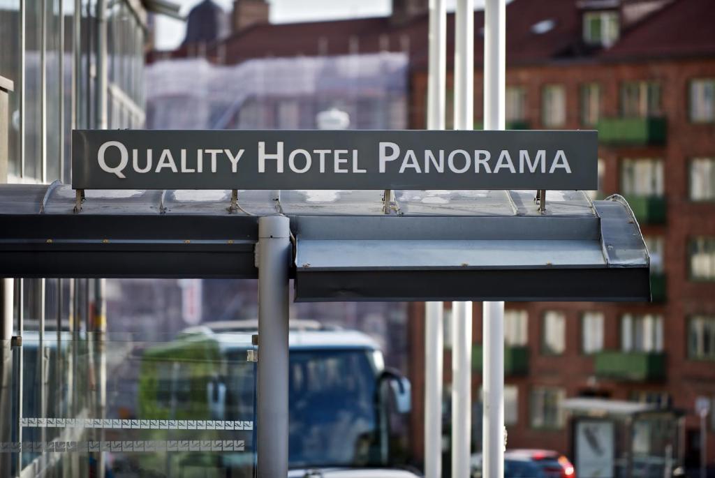 哥德堡Comfort Hotel Panorama的城市街道上为棉质酒店标牌
