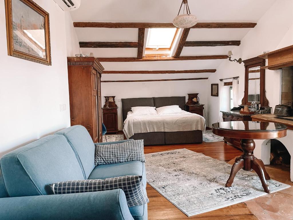 罗维尼卡萨加佐托酒店的客厅配有床、沙发和桌子