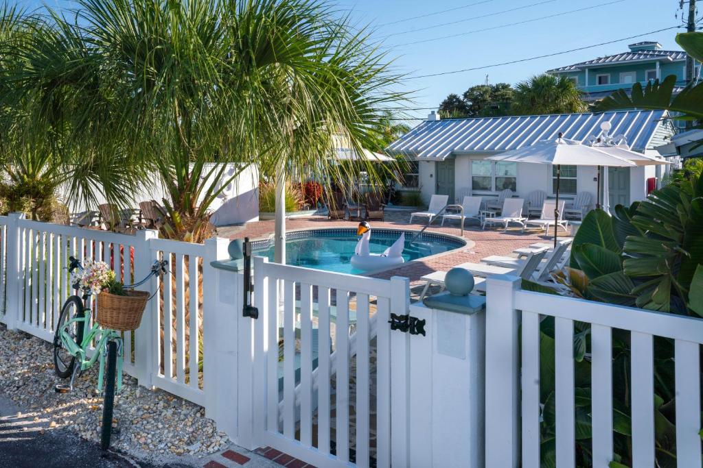 圣徒皮特海滩简易别墅汽车旅馆的院子内带游泳池的白色围栏