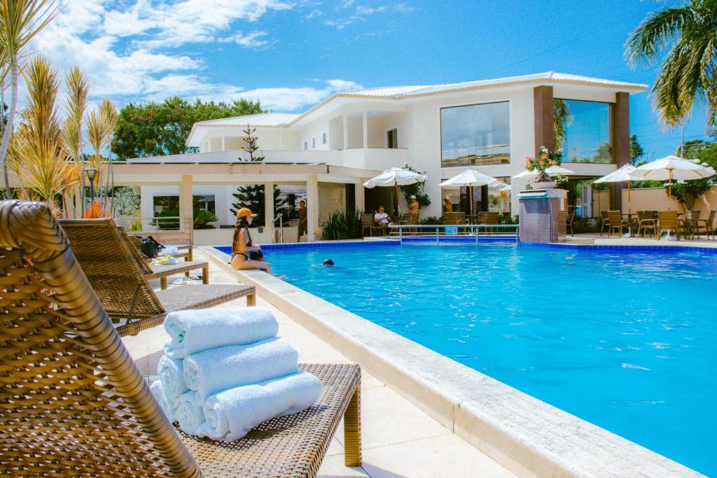 塞古罗港Pontal Praia Hotel的别墅前设有游泳池