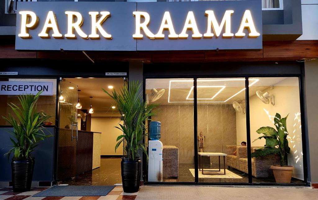 蒂鲁帕蒂HOTEL PARK RAAMA的公园香气店,上面有标志