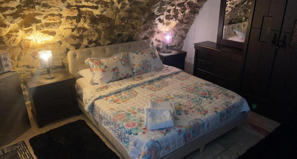 耶鲁沙拉伊姆Jerusalem Old City room的一间卧室配有一张床和两个带灯的床头柜