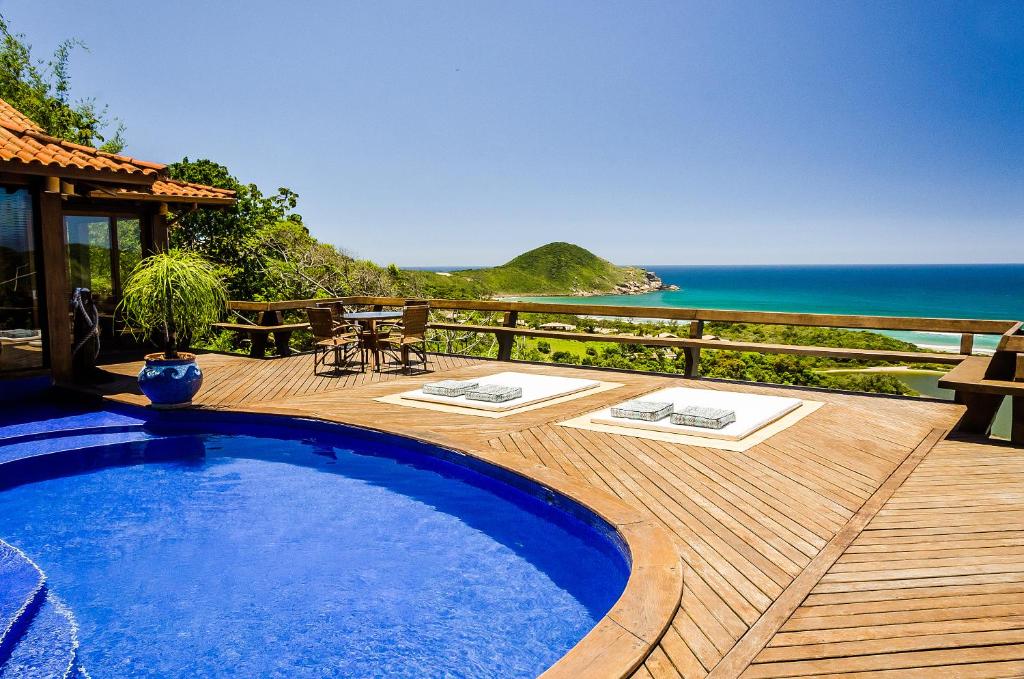 普腊亚罗萨索拉莫丽达独家SPA度假村的海景甲板上的游泳池