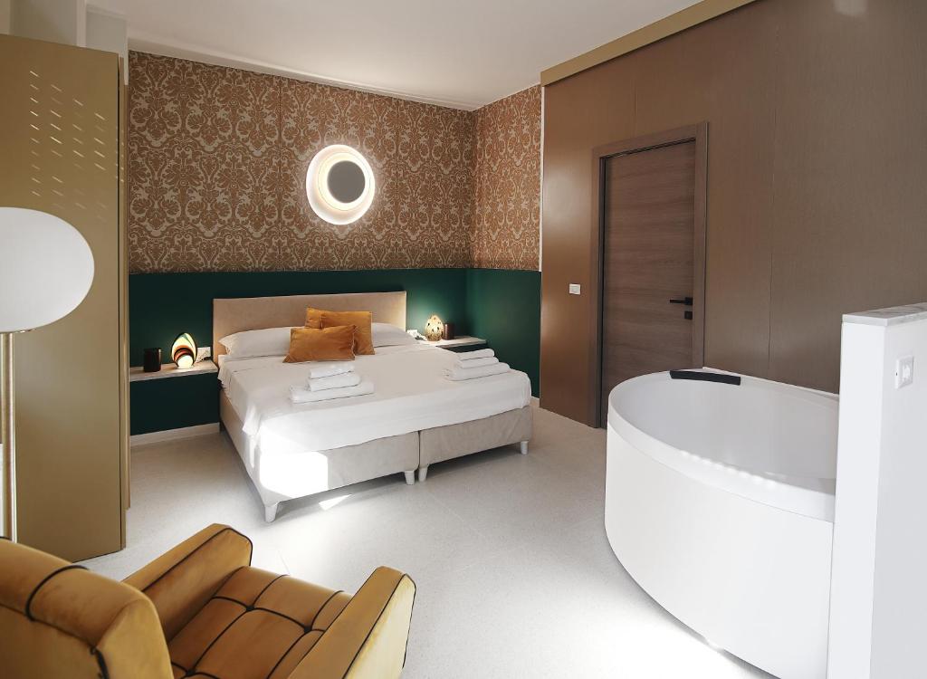 维罗纳Romantic Verona的卧室配有床和浴缸