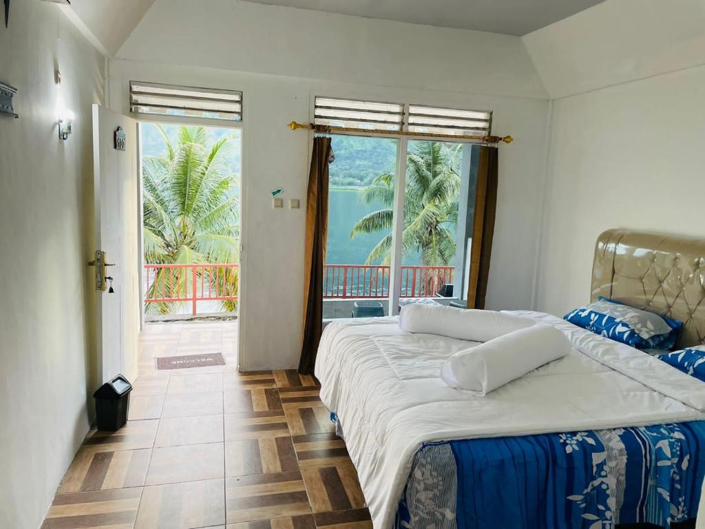图克图克Vandu's View Guest house & Restaurant的一间带两张床的卧室,享有海景