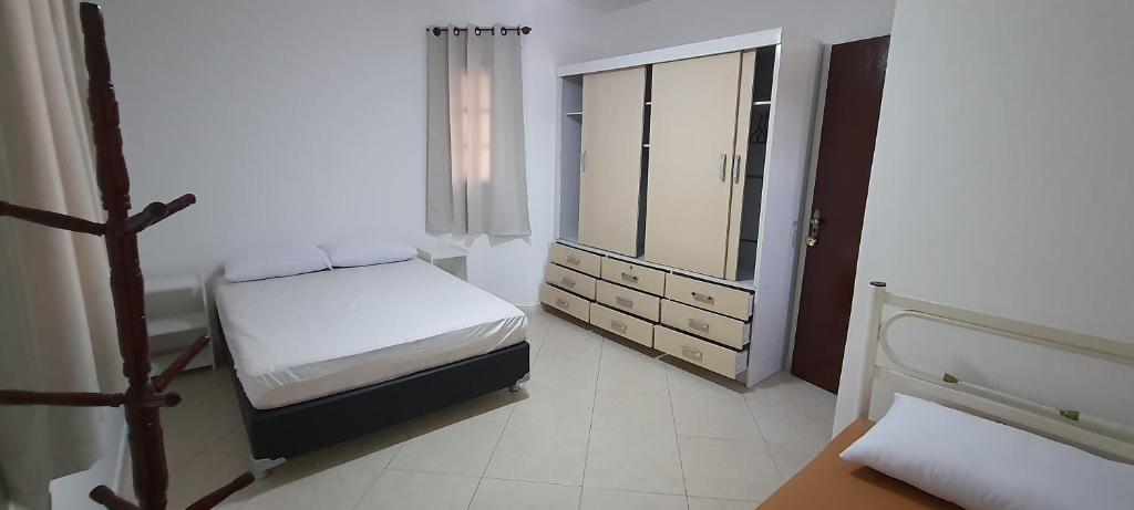 阿拉亚尔-杜卡布Beach House uma casa no Caribe brasileiro的一间小卧室,配有一张床和一个梳妆台