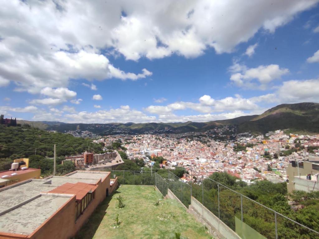瓜纳华托La Casa Rosa Guanajuato的从堡垒欣赏城市美景