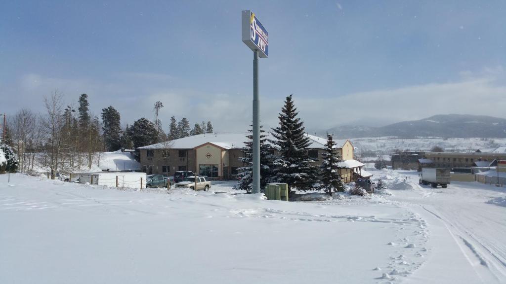弗瑞斯科新峰会旅馆的雪地中一根杆上的街道标志