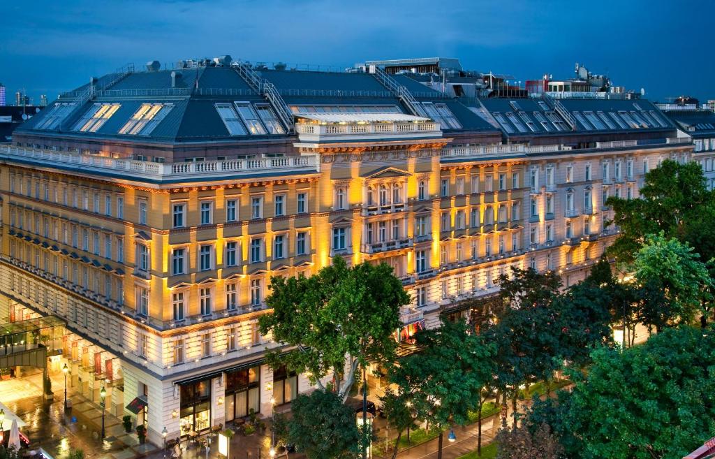 维也纳Grand Hotel Wien的城市中一座大建筑