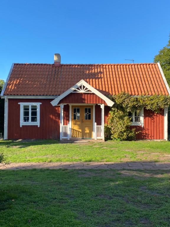 雪平斯维克Bo i egen stuga på härlig ölandsgård的红色房子,有红色屋顶