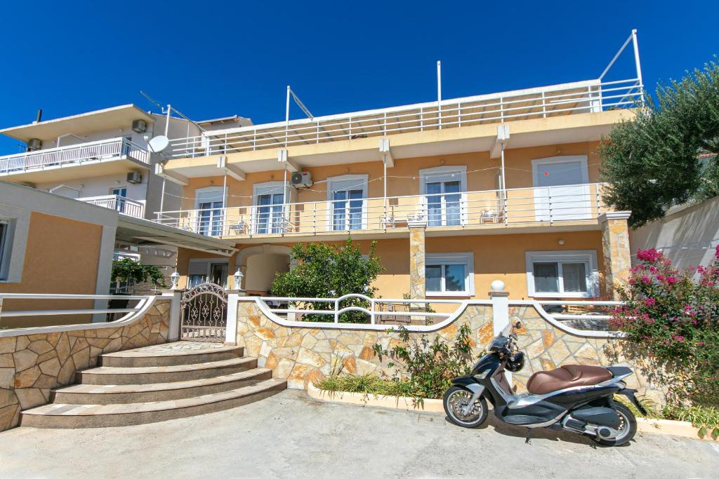 格拉达茨Apartments with a parking space Gradac, Makarska - 5198的停在大楼前的摩托车