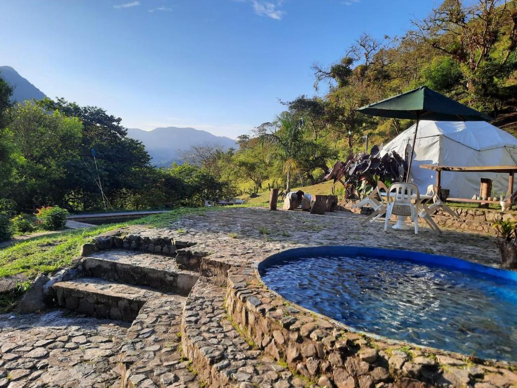 PanceCasa Yantra La Lola的后院设有游泳池和帐篷