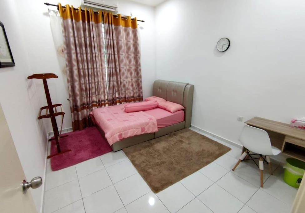 马六甲D'Luna Homestay Melaka Fully Aircond的一间小卧室,配有一张床和一张书桌