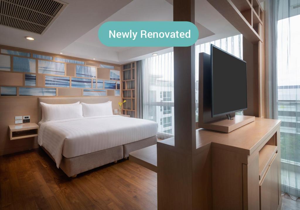 曼谷曼谷碧武里47莎玛服務式公寓的一间酒店客房,配有一张床和一台电视