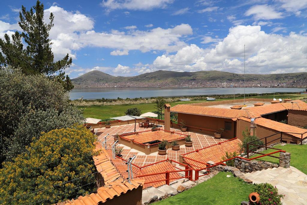 普诺普诺尊贵卡萨安迪娜酒店的享有湖泊和山脉美景的度假屋
