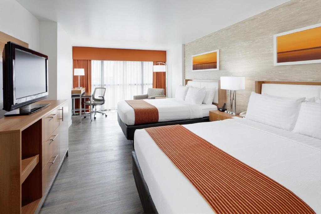 圣安东尼奥圣安东尼奥河滨步道假日酒店的酒店客房设有两张床和一台平面电视。