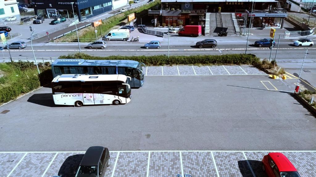 萨尔扎纳奥圣安德烈亚酒店的两辆巴士停在停车场