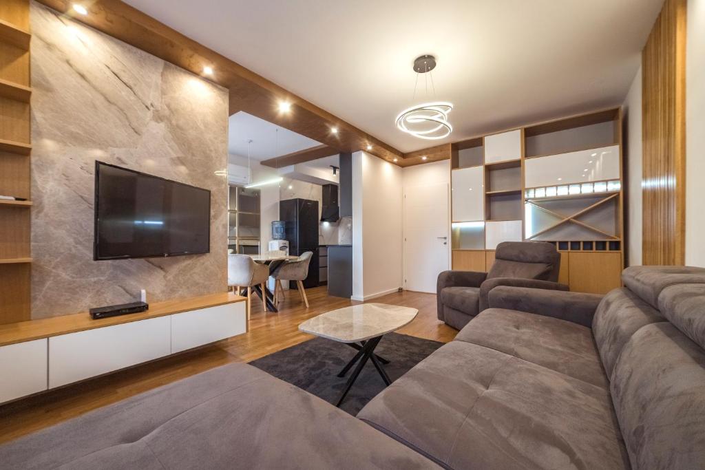 皮罗特Apartman Pesic的带沙发和平面电视的客厅