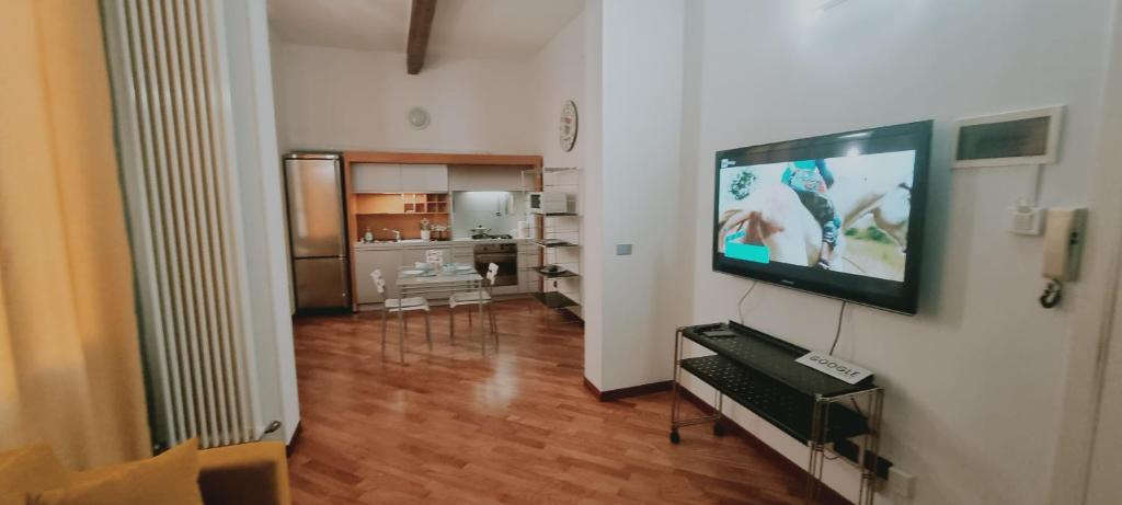 博洛尼亚crociali的客厅设有壁挂式平面电视。