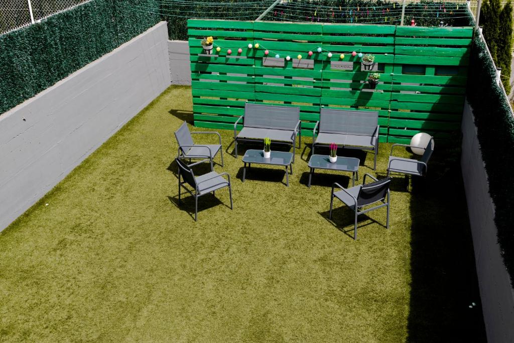 苏维里Suseia的桌椅和绿色墙壁的景色