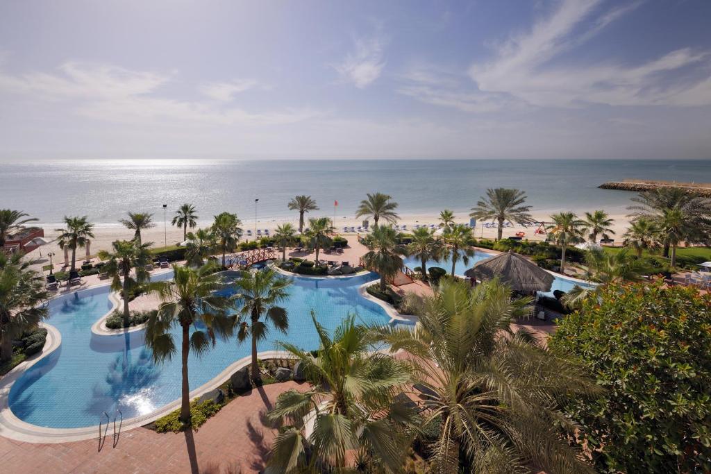 科威特比达亚瑞享度假村的享有海滩和游泳池的空中景致。