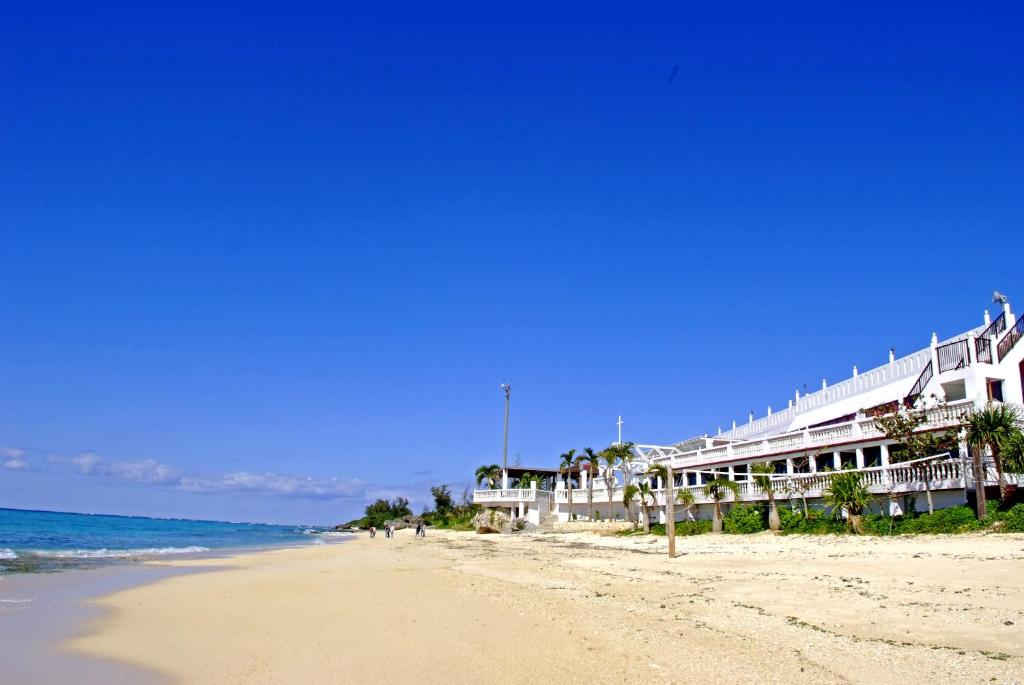 读谷村莫里马尔海滩度假公寓的享有海滩、建筑和大海的景色