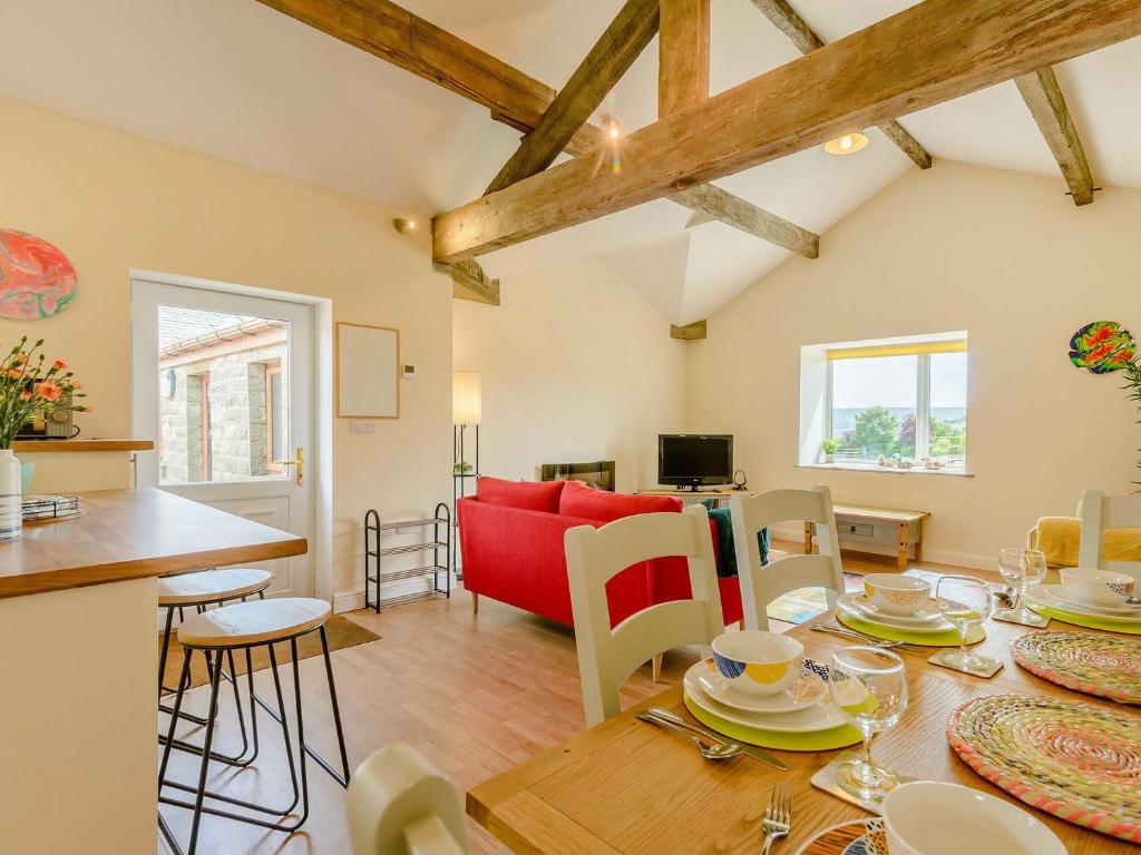 罗森代尔Courtyard Cottage - Uk39179的客厅配有桌子和红色沙发