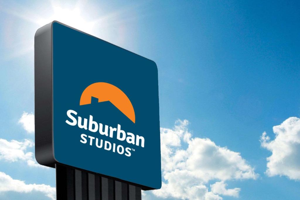 史密斯堡Suburban Studios Fort Smith的郊区一室公寓蓝色标志