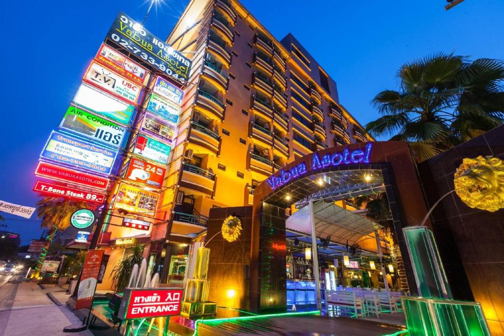 曼谷曼谷瓦布亚阿索特尔酒店的前面有 ⁇ 虹灯标志的建筑