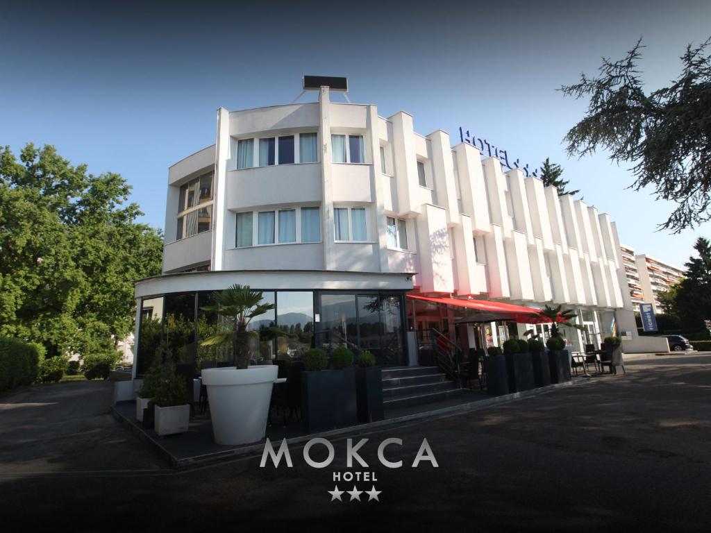 梅朗乐莫卡酒店的前面有标志的白色建筑
