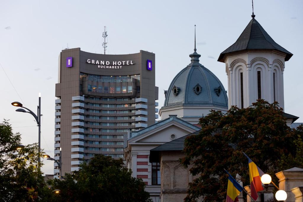 布加勒斯特Grand Hotel Bucharest的城市中一群高楼,有标志