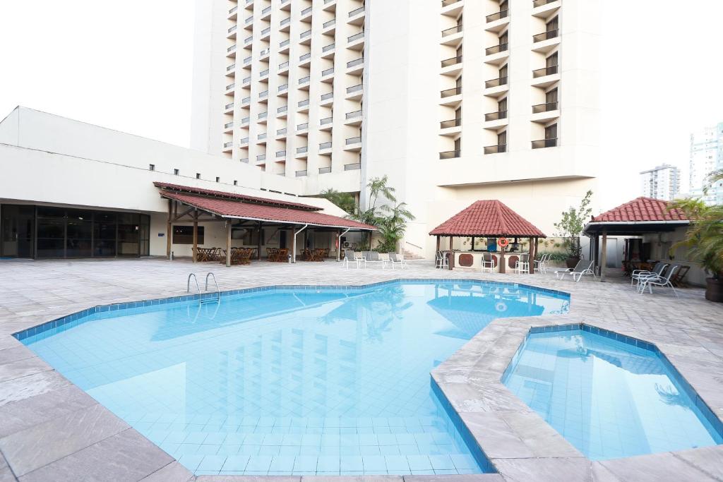 贝伦露卡公主酒店的酒店前方的大型游泳池