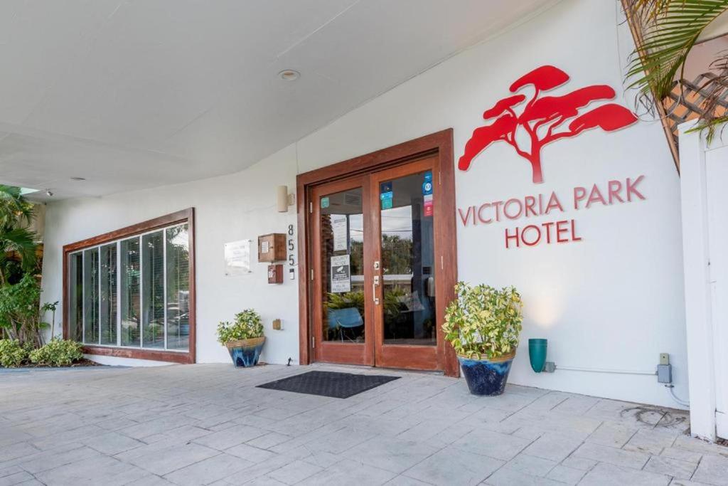 劳德代尔堡Victoria Park Hotel的带有阅读维多利亚公园酒店标志的酒店入口