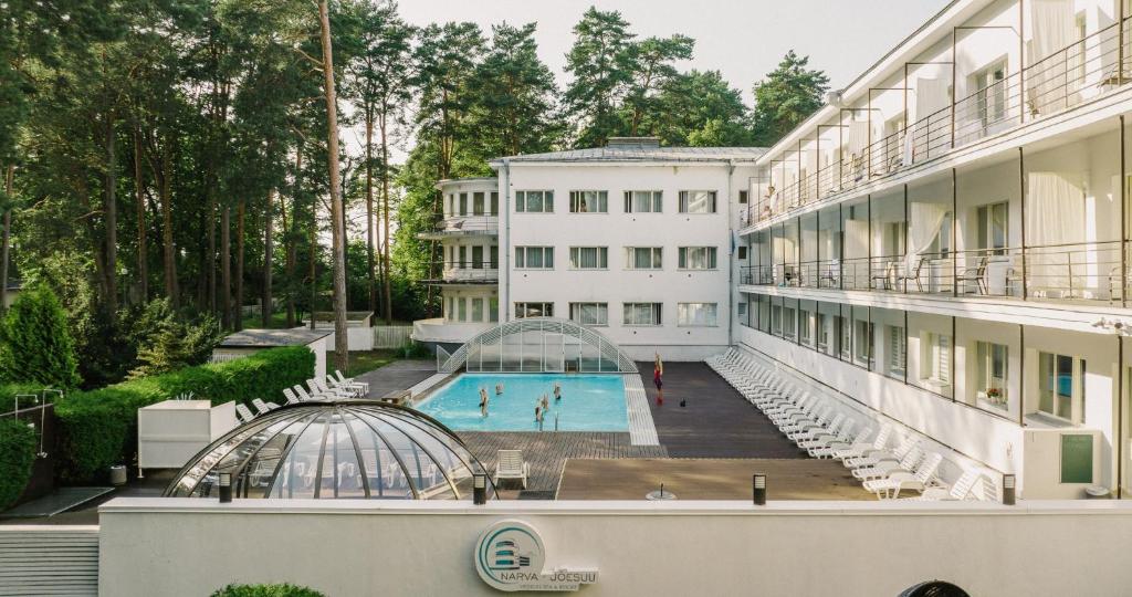 纳尔瓦约埃苏纳尔瓦约埃苏医疗Spa酒店的享有带游泳池的大楼的外部景致