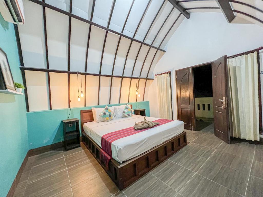 吉利特拉旺安Kidi's Lodge Gilitrawangan的一间卧室,卧室内配有一张大床
