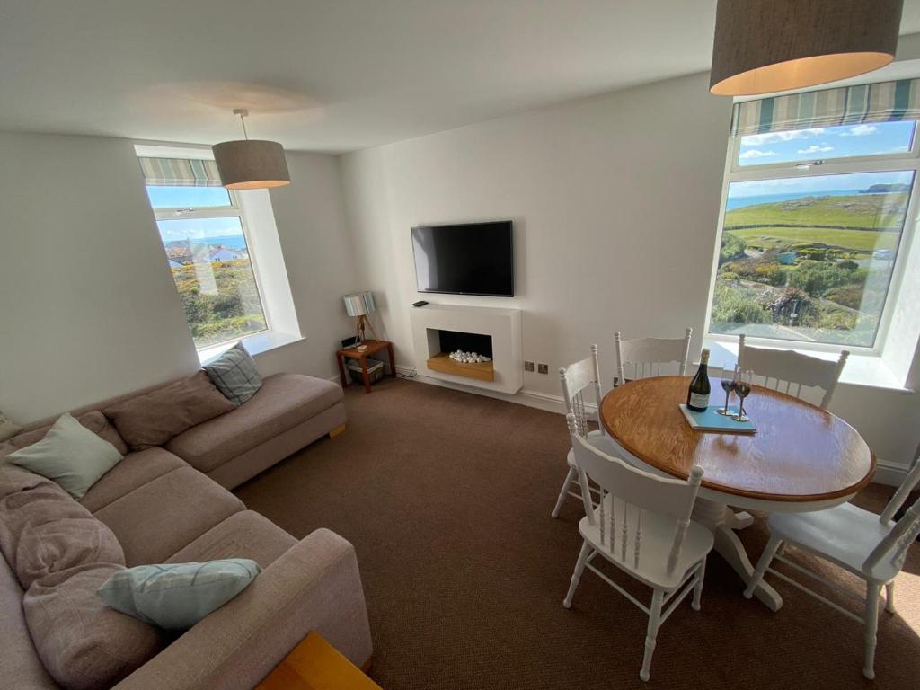 特雷杜尔Tudor Apartment (Panoramic Sea Views)的客厅配有沙发和桌子