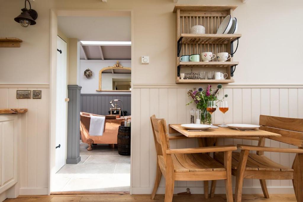 GreenheadWagtail的厨房以及带桌椅的用餐室。